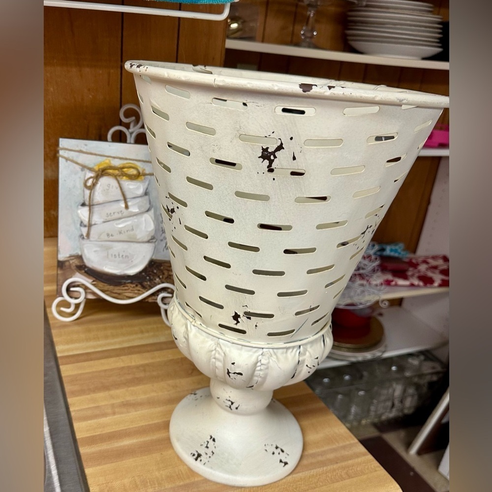 Metal distressed cream base 17 x 12”